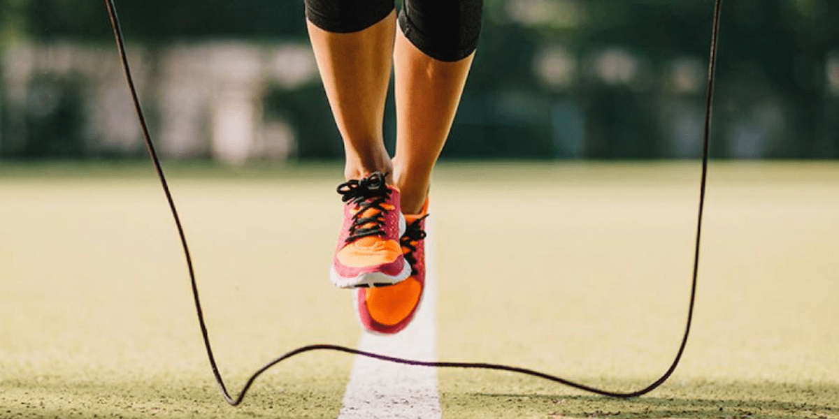 Por qué debería añadir la cuerda de saltar a su programa de ejercicio físico